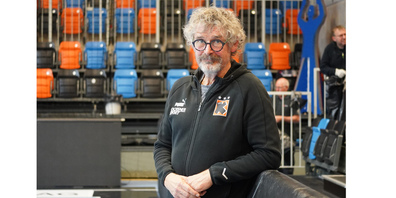 In der BBC-Arena fühlt er sich als ehemaliger Handballer zuhause: Ungefähr zeitgleich zur Eröffnung seiner ersten Praxis in Benken trat Jean-Jacques «JJ» Fasnacht das Amt als Mannschaftsarzt bei den Kadetten Schaffhausen an.