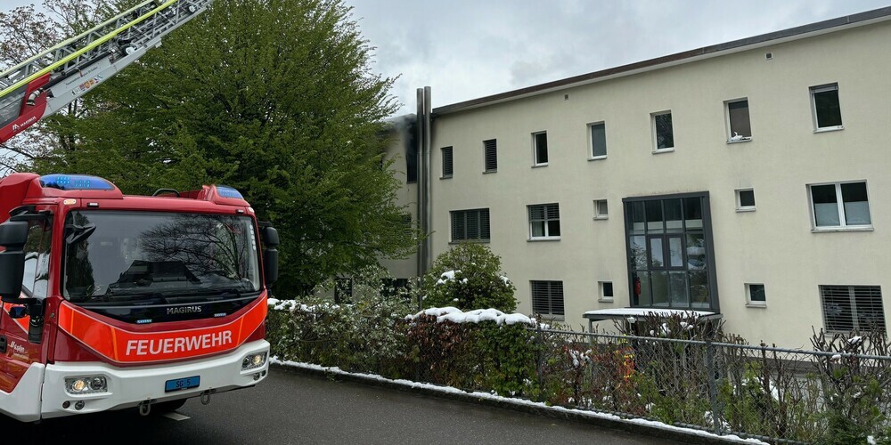 Statt einen Notruf abzugeben, kletterte ein Mann aus dem Fenster und löste so einen Grosseinsatz aus.