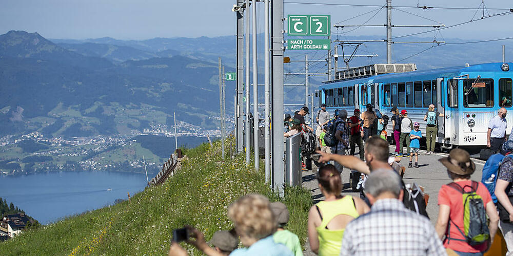 Ausflügler geniessen das sonnige Wetter auf Rigi-Kulm. (Archivbild)