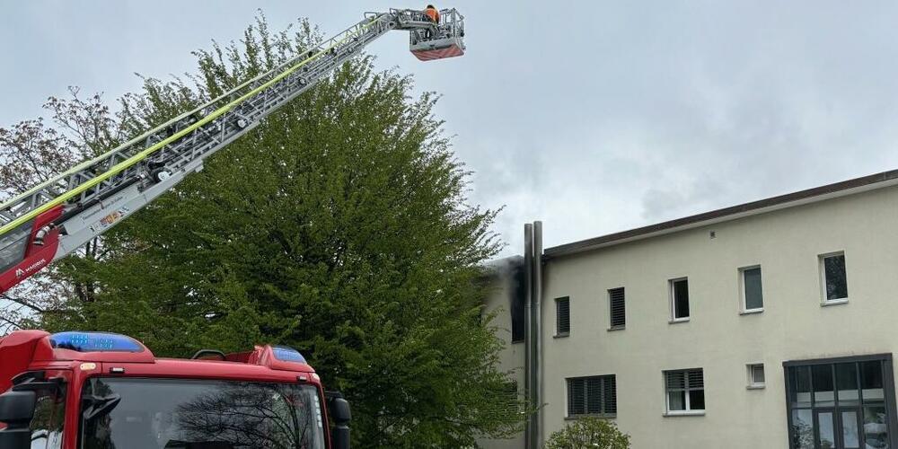 Der Brand war in einer Wohnung im obersten Stock eines Mehrfamilienhauses an der Iddastrasse ausgebrochen.