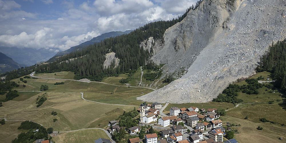 Das evakuierte Brienz/Brinzauls nach dem Bergsturz vom 15. Juni 2023. Ein 2,3 Kilometer langes Entwässerungswerk im Untergrund soll den rutschenden Fels unter und über dem Dorf aufhalten. (Archivbild)