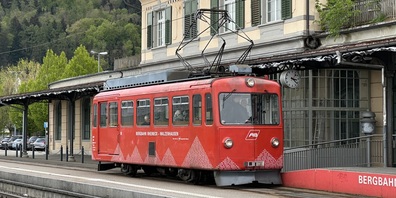 Der Test-Triebwagen im Bahnhof Rheineck