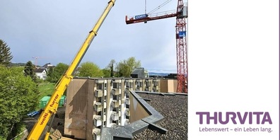 Hoch hinauf für den 'Neuen Sonnenhof': Der Baukran steht seit einer Woche und bleibt während der ganzen Bauphase für die entstehenden 32 Alterswohnungen und für die Sanierung von 56 Pflegezimmern im Einsatz.   