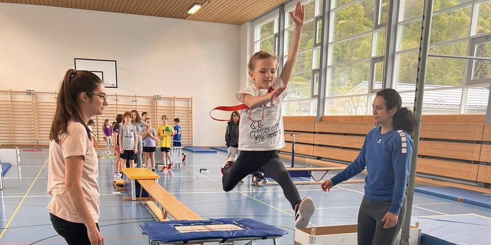 Über Hindernisse ans Ziel wie «Super Mario»: Die Kinder des TV Bad Ragaz machen es dem Videospiel-Klempner nach. 