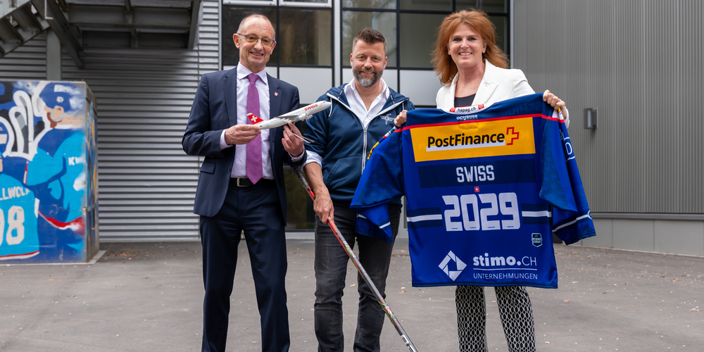 Klotens Stadtpräsident René Huber, EHC Kloten VR-Präsdient Jan Schibli und SWISS CCO Heike Birlenbach