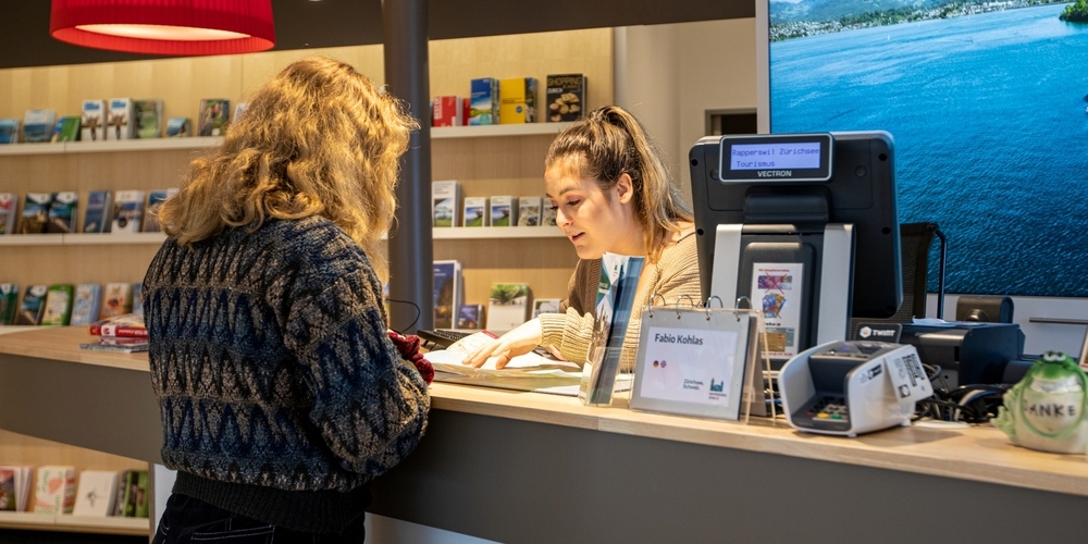 Dank der Bewilligung durch die Stadt Rapperswil-Jona ist das neue Angebot der SBB im Visitor Center erhältlich.