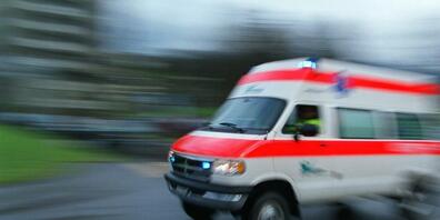 Der Verletzte wurde von einem Team der Rettung Chur versorgt und von einem Rettungshelikopter der Alpine Air Ambulance ins Universitätsspital Zürich geflogen. (Symbolbild)