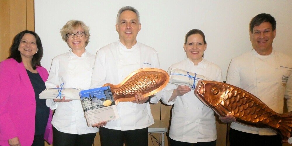 Die Führungscrew der Confiserie Hirschy (Christa und Andreas Studer sowie Yvonne und Adrian Studer) mit der Vizepräsidentin Wil Tourismus, Maria Schmid-Huits.