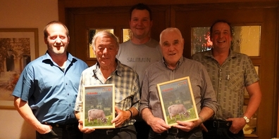 Vorne: Milchkontrolleure Toni Glarner (l.) und Sepp Tremp (r.). Hinten:  Vorstand des Braunviehzuchtvereins Schänis. 