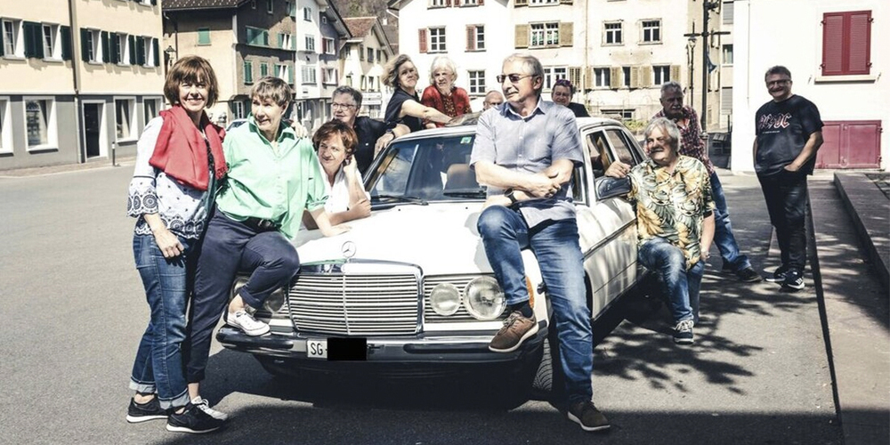 Plätze jetzt buchen: Ab Samstag gibt es im Rahmen des Kunstprojekts «Oh, Darling – du zerfällst mir sehr» Rundfahrten mit bekannten Personen aus der Region. 