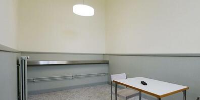 Eine 35-Mutter, die im Wahn ihren Sohn umbrachte, empfindet sich selber als psychisch gesund. Nun sollen ihr antipsychotische Medikamente unter Zwang verabreicht werden. Im Bild ein Besprechungszimmer der Klinik in Rheinau. (Archivbild)