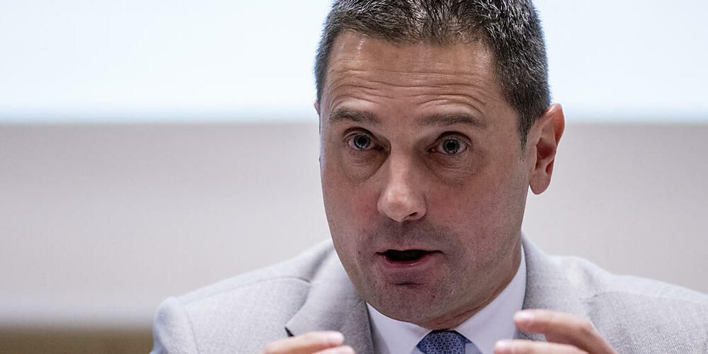 Der Schwyzer Regierungsrat André Rüegsegger (SVP) versicherte, das neue Verwaltungs- und Sicherheitszentrum werde keinesfalls ein Tempel. (Archivbild)