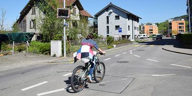 Ab der Ecke Mühlestrasse/Knobelstrasse bis über die Bahnlinie gibt es keinen anständigen Fussweg. Das soll möglichst bald geändert werden.