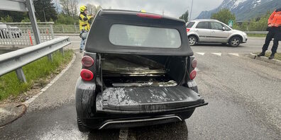 Ein technischer Defekt sorgte für Rauchentwicklung im Kofferraum.