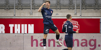 Fabio Fehr (links) jubelt nach seinem Tor zum 1:0 im Meisterschaftsspiel der Challenge League gegen Thun.