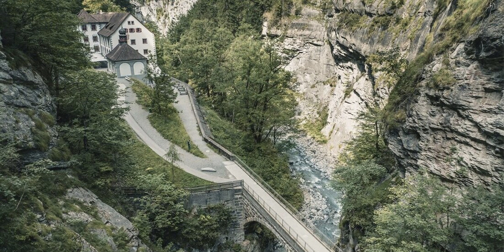 Alles bereit: Bevor die Saison beginnen kann, siind Haus und Badtobelstrasse in einwandfreien Zustand gebracht worden.