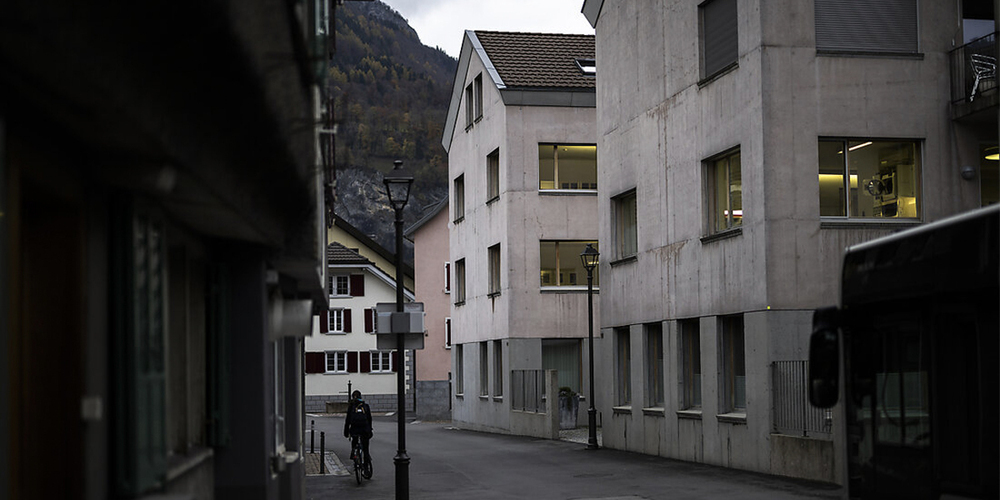 Ein Jäger muss sich vor dem Kreisgericht Werdenberg-Sarganserland (Bildmitte) verantworten. Die Staatsanwaltschaft wirft dem Mann unter anderem vor, zwei Rothirsche illegal geschossen zu haben.
