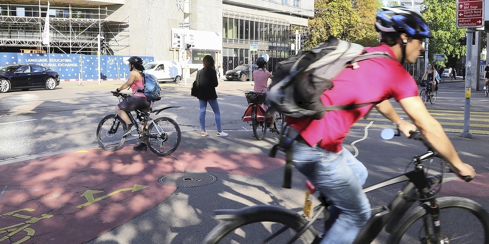 Wenn Lenker von Elektrovelos keinen Helm tragen, ist bei einem Unfall die Wahrscheinlichkeit von Blutungen im Hirn sechsmal höher.