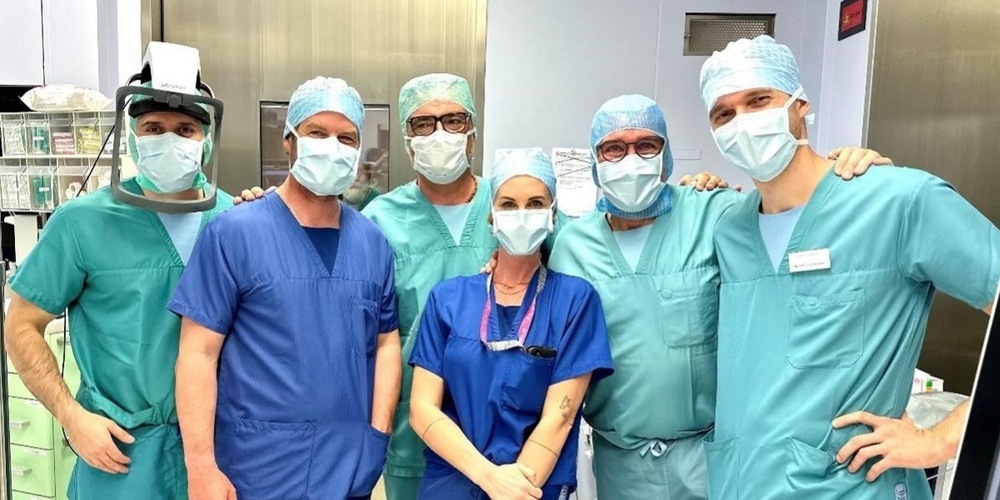 Teil des OP-Teams der ersten VELYS Robotic-Assisted Solution mit Dr. med. Ch. Knoth (2.v.l.) sowie Peder Koch (3.vl.)  als Zuschauer 