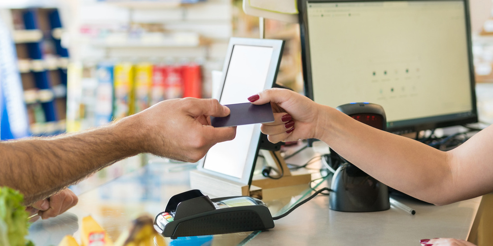 Sollen Asylsuchende eine Bezahlkarte statt Bargeld erhalten, damit sie das Geld nicht ins Ausland schicken können? Der Regierungsrat hält das in Deutschland beschlossene Bezahlkartensystem für eine schlechte Idee. (Symbolbild)