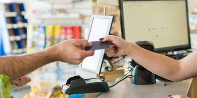 Sollen Asylsuchende eine Bezahlkarte statt Bargeld erhalten, damit sie das Geld nicht ins Ausland schicken können? Der Regierungsrat hält das in Deutschland beschlossene Bezahlkartensystem für eine schlechte Idee. (Symbolbild)