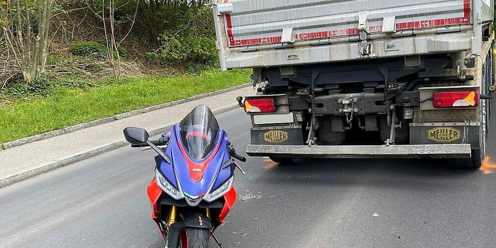Ein Motorradfahrer prallte in Cham in einen Lastwagen.