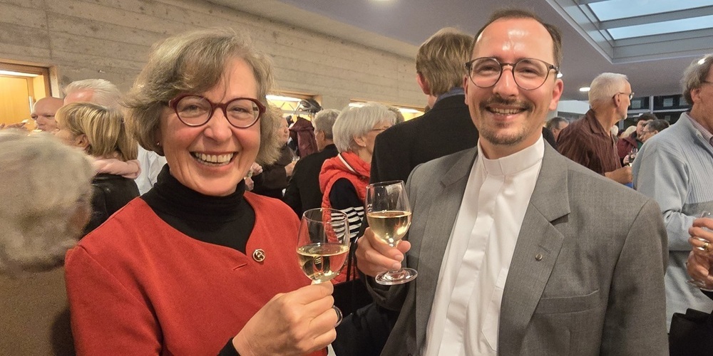 Marianne Mettler, Präsidentin des Kirchenverwaltungsrats, wünscht Pfarrer Dr. Sebastian Wetter einen guten Start.