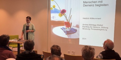 Andrea Mühlegg-Weibel gab einen  Überblick über die Betreuung und Behandlung von Demenzkranken.