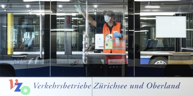 Die tagsüber eingesetzten VZO-Busse werden nachts gereinigt und desinfiziert. Einer der Schwerpunkte liegt auf Kontaktflächen wie Haltestangen (Bild: VZO/Christian Merz).