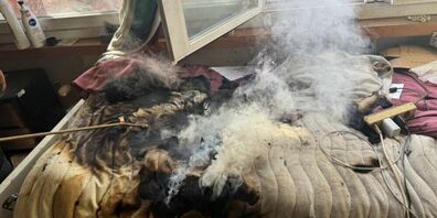 Die Zigarette lag brennend auf der Matratze.