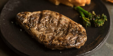 Ein Prototyp eines von Aleph Farms im Labor kultivierten Ribeye-Steaks. (Aleph Farms) B
