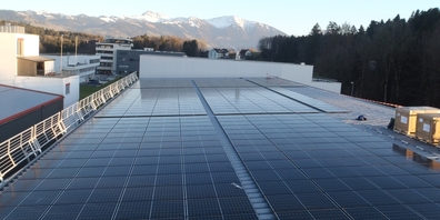 Grösser als ein Eishockeyfeld: Seit diesem Frühling produzieren 1432 Solarmodule Strom für die OBERHOLZER Bauleistungen AG und ihre Mieter.