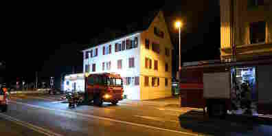 Drei Personen mussten nach dem Kellerbrand aus dem Fenster gerettet werden.