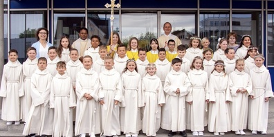 Die 28 Diepoldsauer Erstkommunionkinder zusammen mit ihren Relgionslehrerinnen, den Seelsorgern und Ministranten.