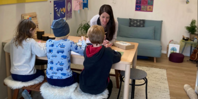 Nadja unterrichtet die Kinder nach ihren individuellen Bedürfnissen und nach Lehrplan 21.