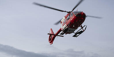 Die Rettungsflugwacht hat am Samstag einen verunfallten 78-jährigen Mann mittels Seilwinde in Ulisbach SG aus einem Bachbett geborgen und ins Spital geflogen. (Archivbild)
