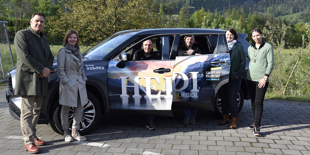 Das neue «Heidi»-Musical feiert am 12. Juni Premiere: Dass es bis dahin nur noch ein paar Wochen dauert, zeigen auch die Autos der Garage Raschle in Walenstadt, die diese den Vertreterinnen und Vertretern der Walensee-Bühne zur Verfügung stellt.