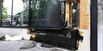 Am anliegenden Gebäude entstand hoher Sachschaden.