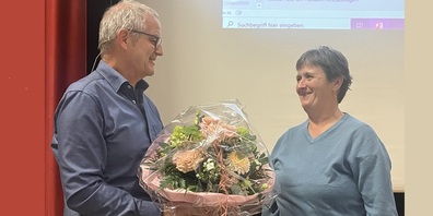 Gemeindepräsident Peter Kürsteiner verabschiedet die nach acht Jahren zurücktretende Gemeinderätin Hanni Frehner mit einem blumigen Dankeschön.