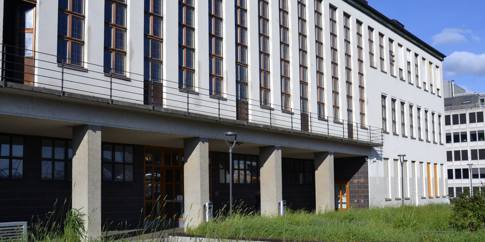 Der Weg zum Haupteingang des Kirchgemeindehauses führt über die Terrasse der Post.