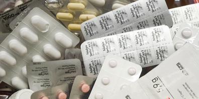Gefüllte Blisterpackungen mit Medikamenten, unberührt im Abfall gelandet. 4'800 Tonnen im Wert von rund 4 Milliarden Franken wurden 2022 nur in der Schweiz vernichtet – und das vermutlich jährlich. Pro in der Schweiz lebende Person sind das 443 Franken. 