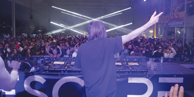 Der angesagte DJ Ae:ther aus Italien brachte das TopCC-Areal in Diessenhofen zum Beben und verschaffte dem Escape-Festival ein erfolgreiches Debüt mit über 3000 Raver:innen die bis in die frühen Morgenstunden feierten. 