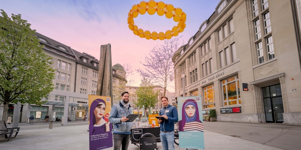 Start der Aktion mit einem Stand auf dem Kornhausplatz in St.Gallen, morgens um 6 Uhr mit Matthias Wenk (l.) und Sebastian Schneider.