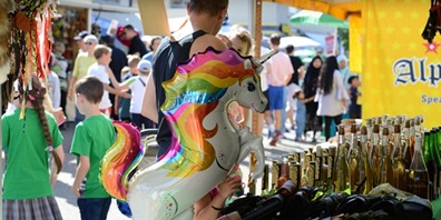Die Marktfahrenden des traditionellen Marktes reihen sich auf der Stationsstrasse auf. (Archivbild)