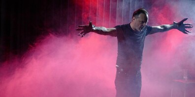 Aus dem Sirenentest wird eine Rammstein-Nummer: Dominic Deville im Diogenes Theater