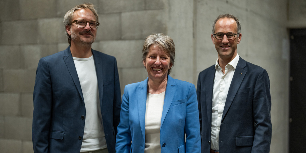 Bürgerratspräsidentin Katrin Meier mit den neu gewählten Bürgerräten Romeo Arpagaus (links) und Lukas Summermatter (rechts)