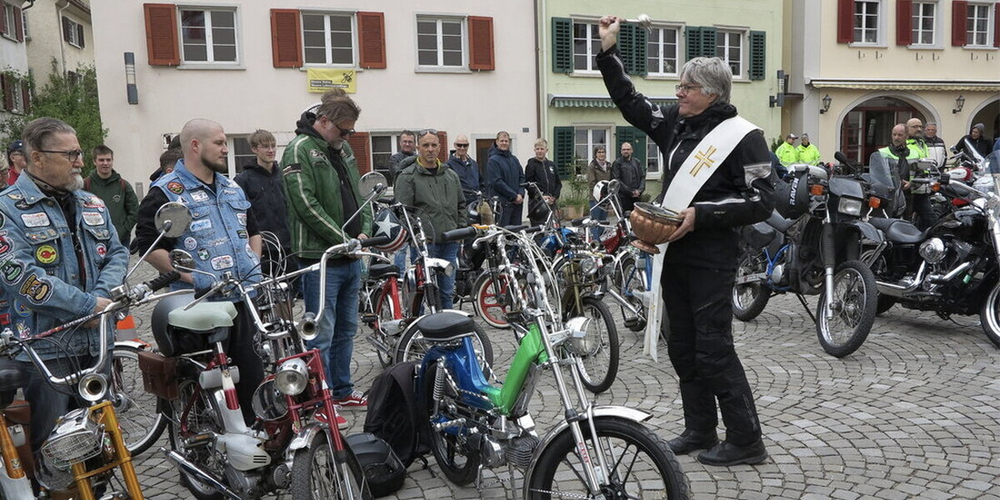 Jedes Jahr ein Highlight: An der Sarganserländer Töffsegnung sind jeweils verschiedene Altersgruppen vertreten. 