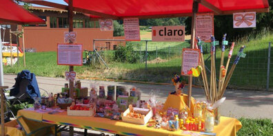 Claro ist auch mal mit Ständen im Dorf präsent.