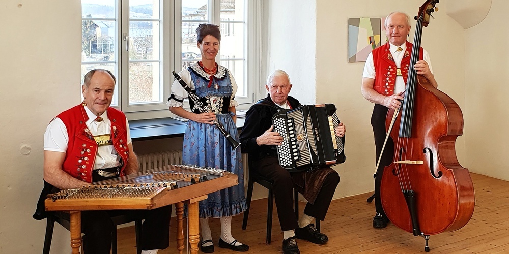 (v.l.n.r.) Hansueli Hersche, Hackbrett; Cornelia Dürr, Klarinette; Franz Manser (Baazli), Handorgel; und Albert Steuble, Bass.