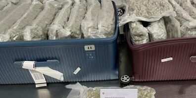 Der Passagier aus Bangkok bemühte sich gar nicht erst, die Marihuana-Beutel zu verstecken. Er trug die 24 Kilogramm einfach so im Koffer mit sich.